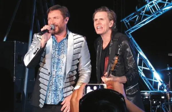 Prepoznaven dvojec Simon Le Bon in basist John Taylor  je nekajkrat poziral fotoaparatom