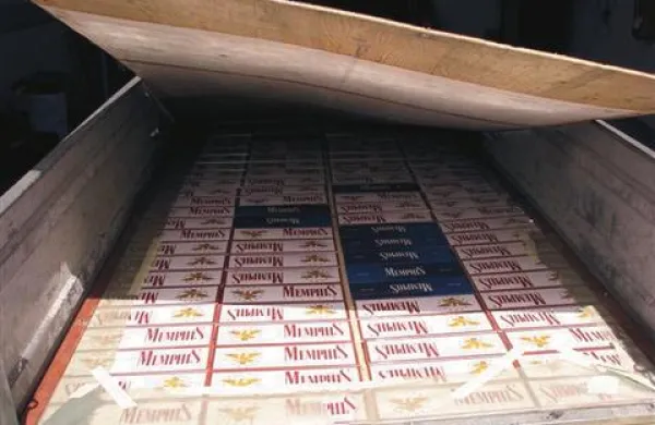 V dvojnem dnu so odkrili tono cigaret. Fotografija je simbolična