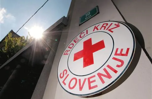 Največji humanitarni organizaciji Rdeči križ in Karitas tožita, da je pomoči manj, stisk ljudi pa več