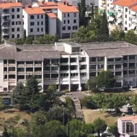 Tako kot novogoriški ima tudi koprski Obalni dom upokojencev svoja leta, fasadi in strehi nista posebej izolirani zoper vročino  