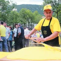 Milko Simonič vihti glavni polentar na Prazniku polente vse od njegovih začetkov  