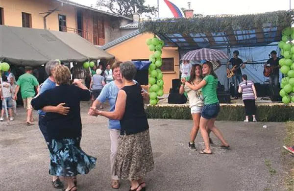 Prvi ples po maši odplešejo domačini, veleva je star običaj na shodih 
