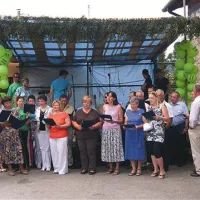 Mešani cerkveni zbor pod vodstvom Marte Reberc (na fotografiji skrajno levo) je zapel tri ljudske pesmi