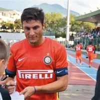 Eden Interjevih veteranov in kapetan Javier Zanetti je podpisal precej avtogramov, seveda  pod budnim očesom varnostnika (desno) 