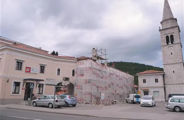 Stavbni niz pri cerkvi: nekdanja gostilna Mahorčič je dobila novega lastnika in po obnovi je v njej zaživela gostilna Pri Dragici, desni del stavbe (za gradbenimi odri) pa te dni z nujnimi vzdrževalnimi deli lepša občina 