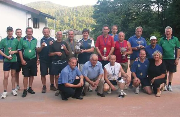 Najboljši balinarji s pokali in medaljami ter gostje ob koncu spominskega turnirja