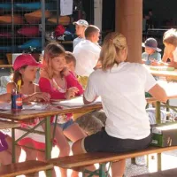 Medtem ko se na Poletju ob Soči nekateri vozijo s kajaki, drugi ustvarjajo na delavnicah