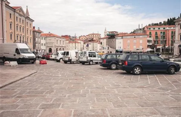 Mandrač je uradno  še vedno gradbišče, prometni znak pa ribičem tam dovoljuje parkiranje 