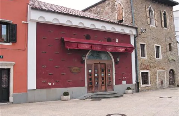 Stavba, v kateri je nekoč deloval Carpaccio Pub