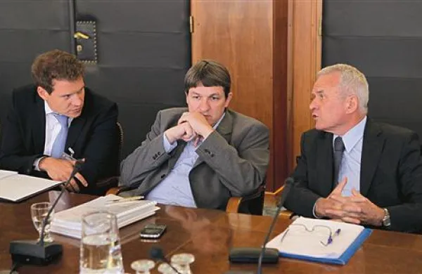 Informacijo o stanju v slovenskem bančnem sistemu so obravnavali na zaprti nujni seji  odbora DZ za finance in monetarno politiko. Z leve: državni sekretar na ministrstvu za finance Dejan Krušec, minister za finance Janez Šušteršič in guverner Banke Slovenije Marko Kranjec.