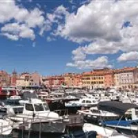Rovinj, čigar stari del, ki je bil nekoč otoček, je na vzpetini,  obkroža mandrač s stotinami plovil, med katerimi so tudi tradicionalne batane