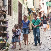 V Ulici Grisia, ki se pne proti cerkvi sv. Evfemije, so številne galerije in prodajalne spominkov  