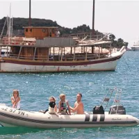 Okrog Rovinja je 16 otokov in otočkov in veliko plaž, za prevoz do katerih je potrebno takšno ali drugačno plovilo