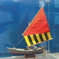 Model rovinjske batane z jadrom. Vsaka družina je imela drugačno jadro, po njih so se prepoznavali na morju. 