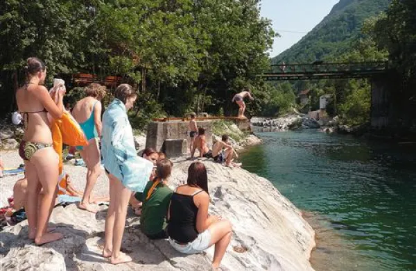 Idrijca je s toplo vodo in z velikimi tolmuni kot morje v malem