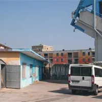Pločevinaste barake in 50 let staro dotrajano stavbo naj bi prihodnje leto kot vlogi tehnične baze parka zamenjal sodoben  večji objekt.