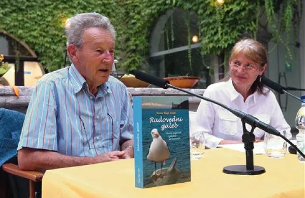 Radovedni galeb, Sončne pripovedi z galebom na možnarju je založba Libris  minuli teden predstavila  v Pretorski palači v Kopru, kjer je pogovor z avtorjem vodila Ljuba Sušanj