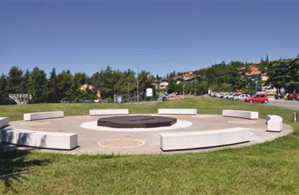 V središču Ankarana ni več palm. Odstranili so jih, ker si niso opomogle od zimske pozebe. 