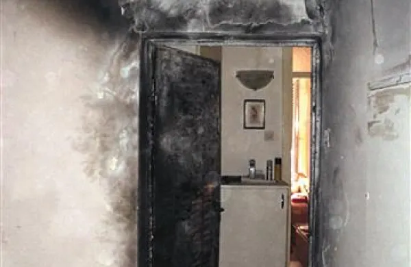 Lani so zagorela vhodna vrata stanovanja v Cankarjevi ulici