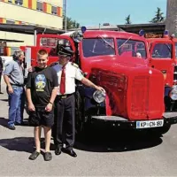 Direktor Vilij Bržan je obiskovalcem včeraj ponosno predstavil obnovljenega Mercedesovega starodobnika iz leta 1951