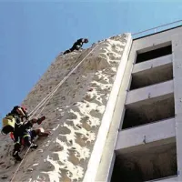 Plezalec ni mogel sam sestopiti s plezalne stene, zato so mu priskočili na pomoč koprski gasilci, ki so  izurjeni za reševanje z vrvno tehniko
