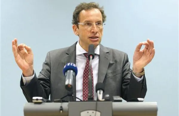 Minister za izobraževanje, znanost, kulturo in šport Žiga Turk je na novinarski konferenci zavrnil očitke, da ščiti zasebno šolstvo