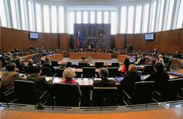 Poslancem ni uspelo ukiniti sosednjih državnih svetnikov