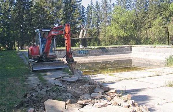 Bazen so začeli zasipati, obnovljena in polepšana skakalnica pa bo ostala kot spomin nanj 