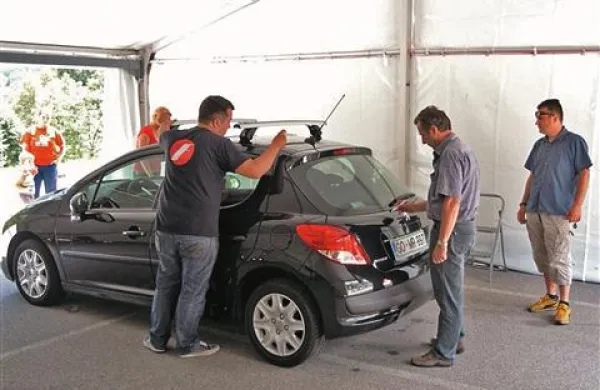 Mobilna cenilna enota zavarovalnice Triglav je sprejela že več kot sto prijav poškodb zaradi nedavne toče na avtomobilih