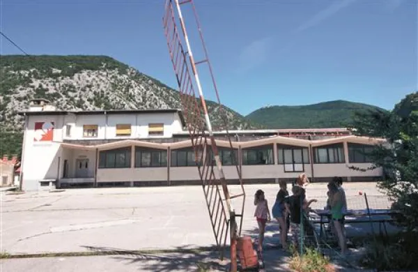Župnija   ni več lastnica objekta, ki ga je  brez uspeha prodajala že lani.  Kdaj bo nekdanji pohištveni salon ponovno zaživel in kaj bo v njem, pa ostaja neznanka.