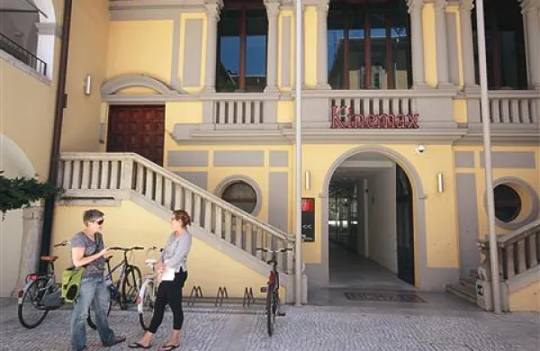Goriški Kinemax bi lahko postal  redna kinodvorana za slovensko občinstvo, z uspešnicami s slovenskimi podnapisi. A zaradi pravil distributerjev pot ne bo preprosta ...