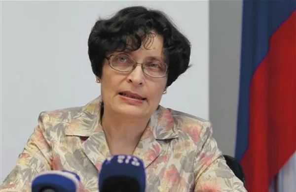 Varuhinja človekovih pravic Zdenka Čebašek - Travnik je  na ustavno sodišče vložila  zahtevo za oceno ustavnosti 143. člena zakona za uravnoteženje javnih financ, ki se nanaša na znižanje pokojnin približno 26.000 upokojencem