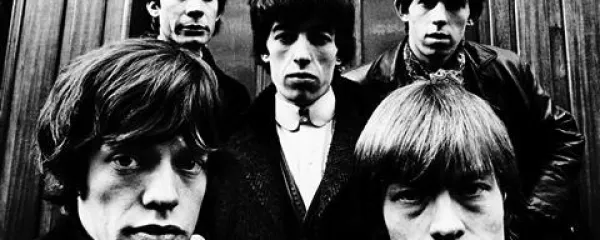 Stonesi leta 1963: spredaj Mick Jagger in Brian Jones, v sredini Bill Wyman, zadaj Charlie Watts in Keith Richards