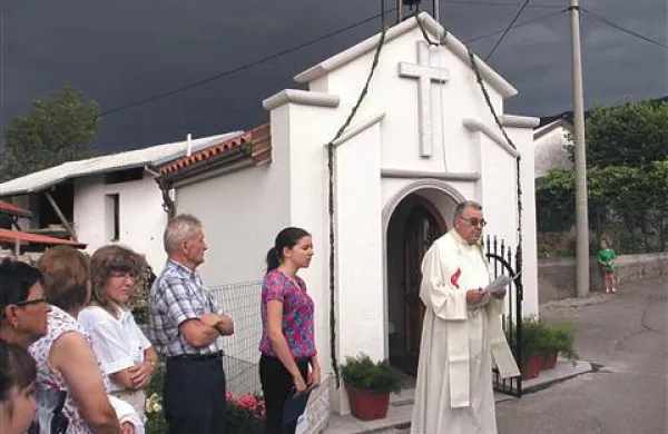 Obnovljeno Marijino kapelico v središču Podgraj  je blagoslovil župnik Peter Pipan