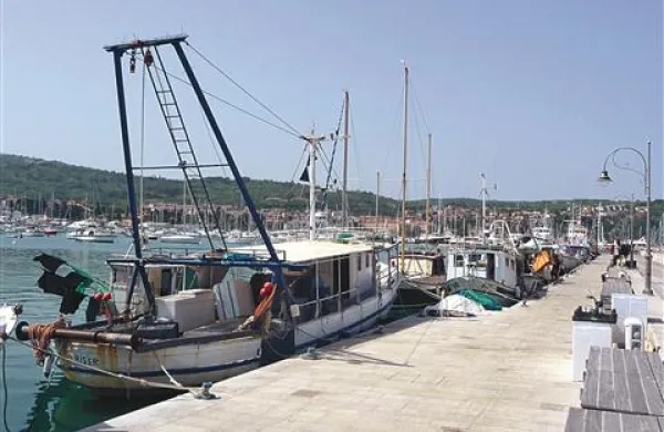 Ribiči barke še kar vežejo vzdolž pomola in ne prečno, kot zahteva Komunala