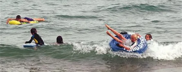 Na videz nedolžen posnetek  zabave mladoletnikov v turističnem mestu Poole (Velika Britanija).  Moje fotografiranje so takoj naznanili policistom, ki so me nekaj minut zasliševali, kaj počnem na  plaži. Pokazal sem jim posnetke ter novinarsko izkaznico,     in zadeva se je mirno razpletla 