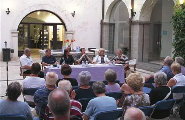  Na predstavitvi v atriju Pretorske palače so sodelovali (z leve): Danilo Japelj, Franci Šali, Patricija Sosič, Damjan Japelj, Marija Koren in Edelman Jurinčič 