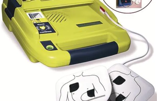 Defibrilator lahko človeku reši življenje, poudarjajo tudi v zvezi koronarnih društev