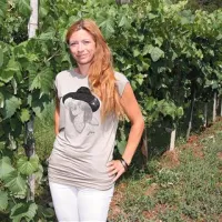 Katrin Štoka je letošnja edina kandidatka za kraljico terana. Z njo bo teran dobil močno povezavo s Krasom, ki daje po njenem mnenju pomembno identiteto tako ljudem, ki tu živijo, kot tudi vinu.