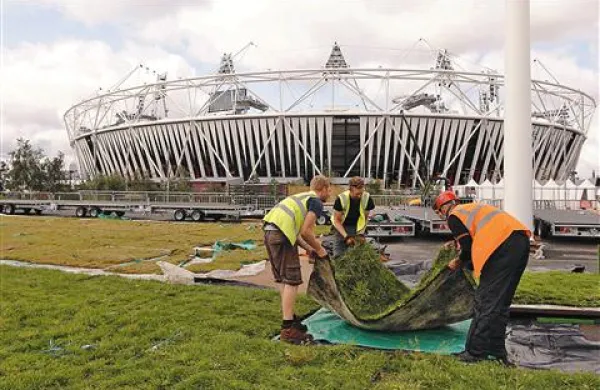 Delavci so v pretekli dneh še urejali okolico olimpijskega stadiona