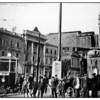  Potnike so med Lucijo in Piranom najprej prevažali s konjskimi vpregami, leta 1912 pa jih je zamenjal tramvaj