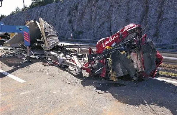 Rezultatov DNK, ki bi nesporno dokazali, kdo je sedel za volanom poljskega tovornjaka, še ni. So pa znani podatki, ki kažejo, da sta bila oba voznika pod vplivom alkohola 