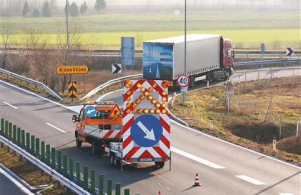 Včeraj so imeli na cestah težave zaradi burje. Fotografija je simbolična