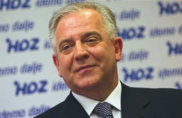 Bivši hrvaški premier Ivo Sanader se je po odstopu z oblasti s svojim nekdanjim italijanskim kolegom Silviom Berlusconijom dogovarjal o posredovanju pri prodaji nogometnega moštva AC Milan vlagateljem iz ZDA