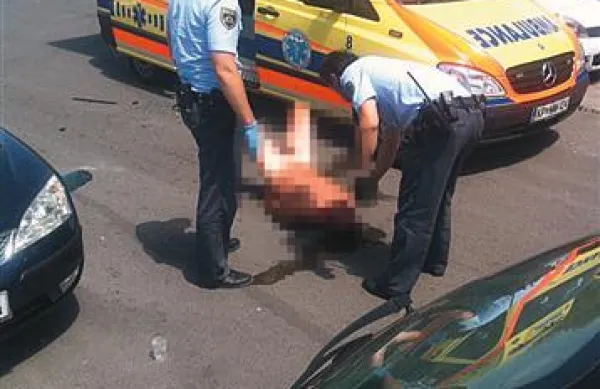 Moškega sta policista, ki sta pomagala zdravstvenemu osebju, vklenila