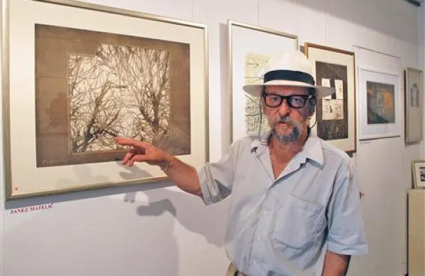 Janez Matelič pred svojo prvič razstavljeno grafiko iz leta 1976 