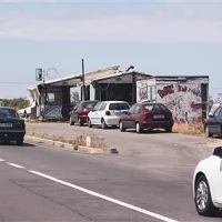 Voznikom  je na izolski obvoznici na ogled zapuščen in od marca napol požgan  Hillburger