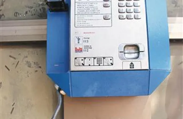 Bodo na slušalki telefonskega aparata odkrili odtise klicatelja?
