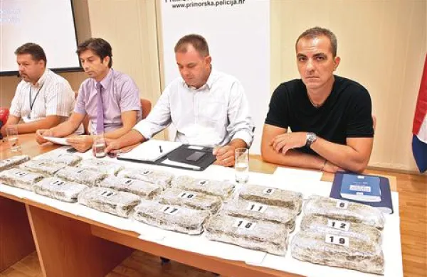 Dean Jurič (prvi z desne) včeraj z reškimi kolegi o tihotapljenju trave čez zeleno mejo, ob njem Božo Barbarić