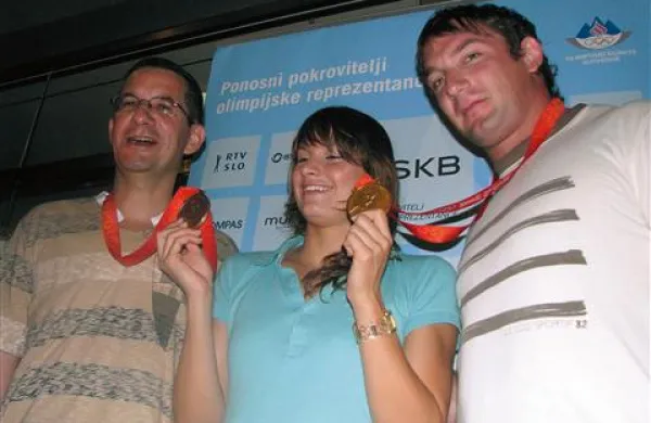 Trije od petih slovenskih dobitnikov medalj na olimpijskih igrah v Pekingu  leta 2008 (z leve): Rajmond Debevec, Sara Isaković in Primož Kozmus